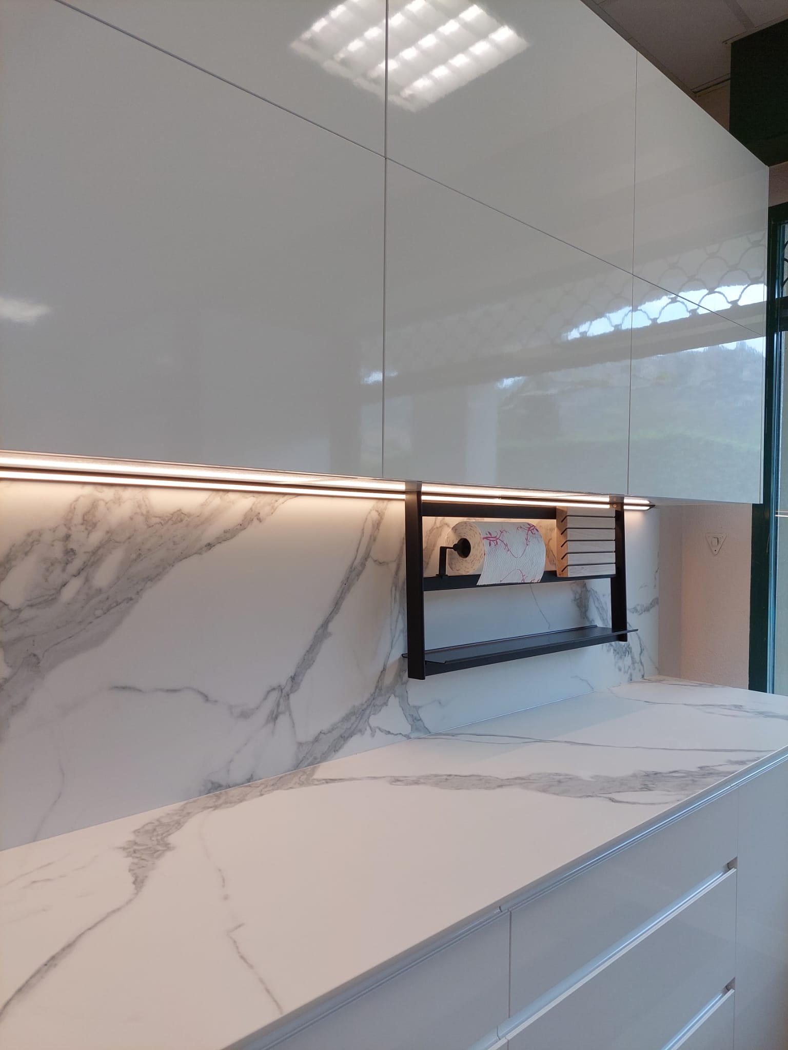 Muebles blanco brillo con encimera y frontal efecto mármol