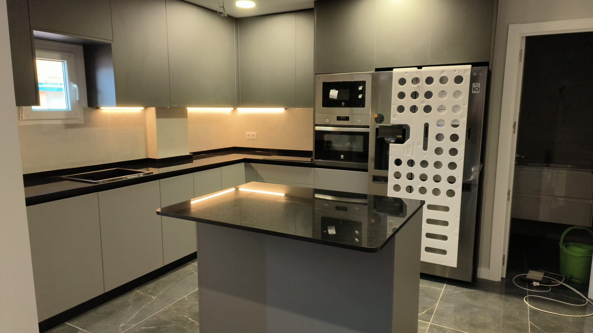 Cocina gris con isla de encimera negra