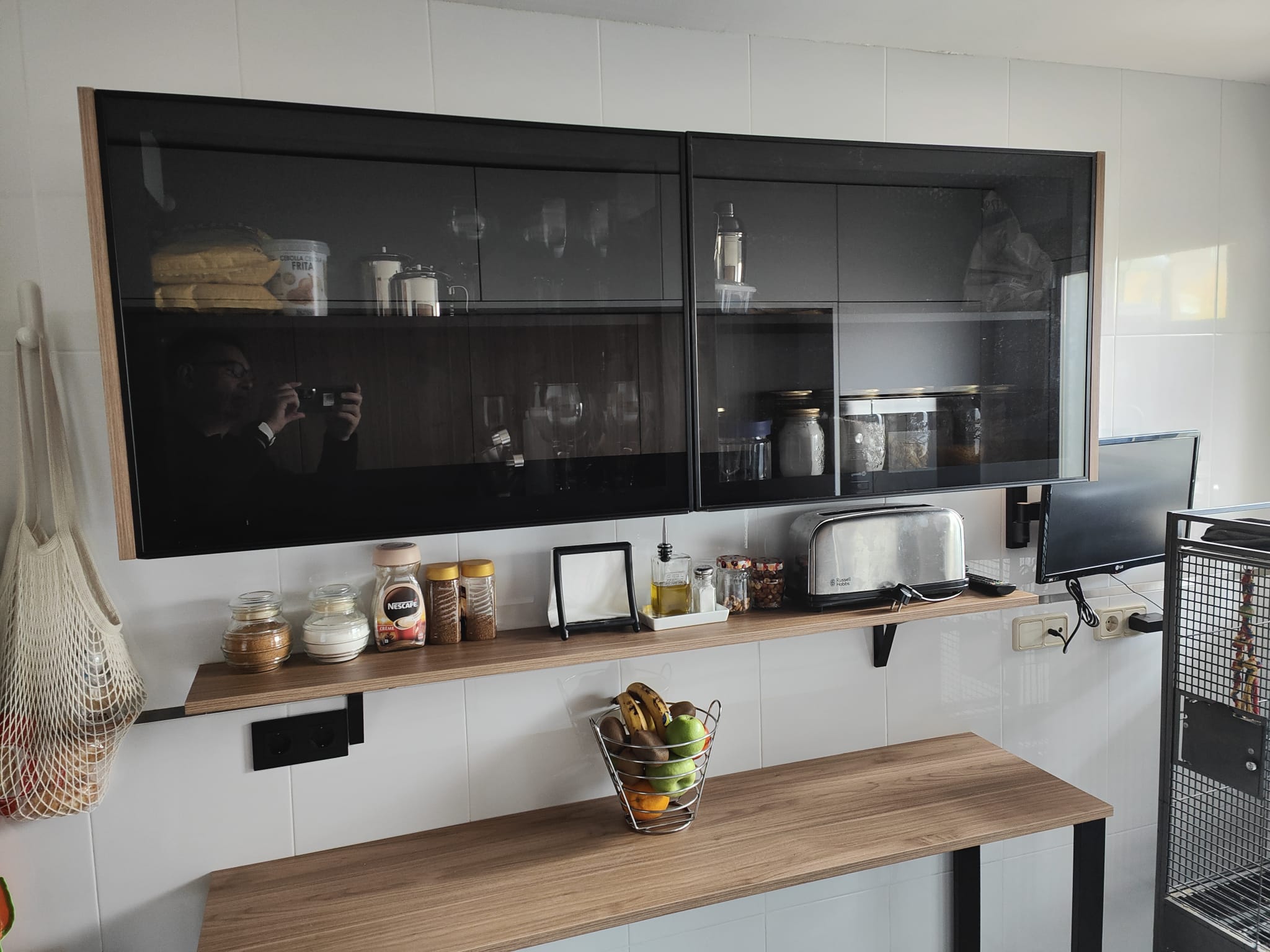 Muebles altos con puertas de cristal negro y baldas de madera